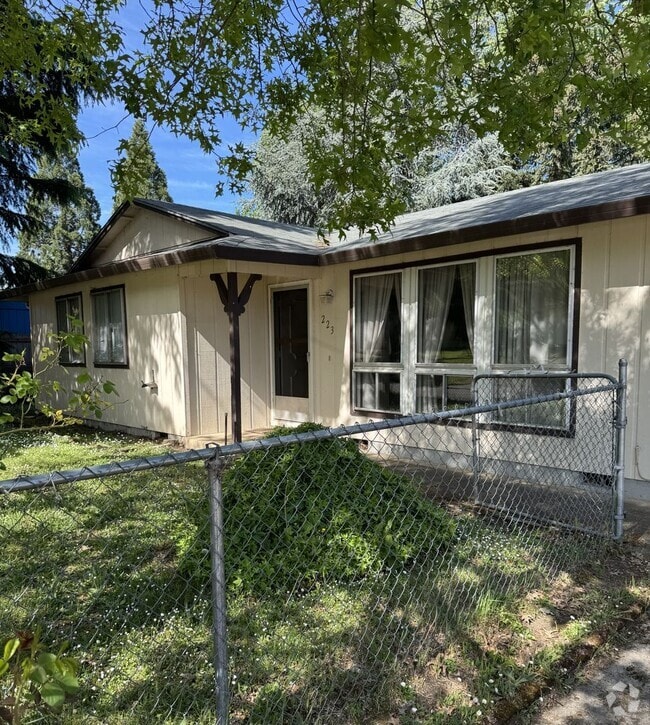 Building Photo - Myrtle Creek 3 bedroom home with garage