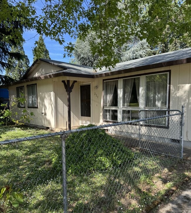 Myrtle Creek 3 bedroom home with garage - Myrtle Creek 3 bedroom home with garage