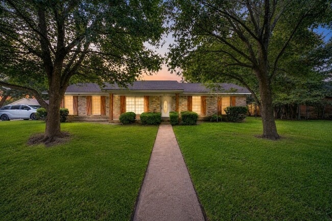 Building Photo - 5911 Dawnridge Dr