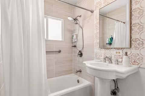 Photo - 438 Richmond Pl NE