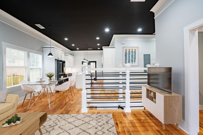 Photo - 243 Oakcliff Ct NW