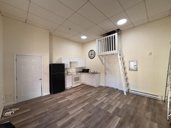 Building Photo - Walk everywhere - Charming Studio Loft in the Heart of Bath, Maine! Unit 3