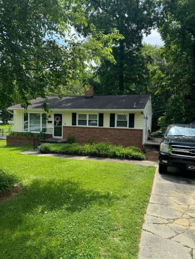 Photo - 405 Crestwood Dr