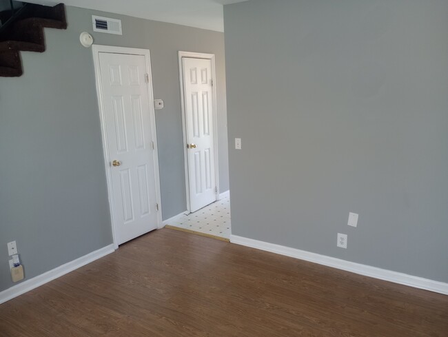 Photo - 2424 Woodale Ln Townhome