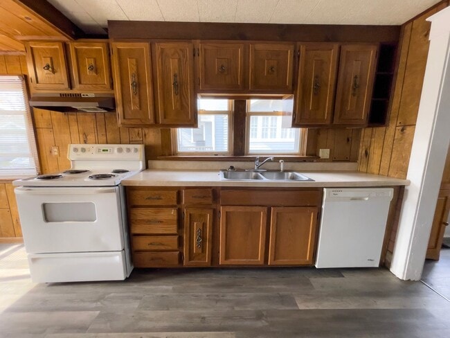 Building Photo - PRELEASING for AUGUST! Convenient Campus Living | 4BR with Fenced Yard & Covered Parking
