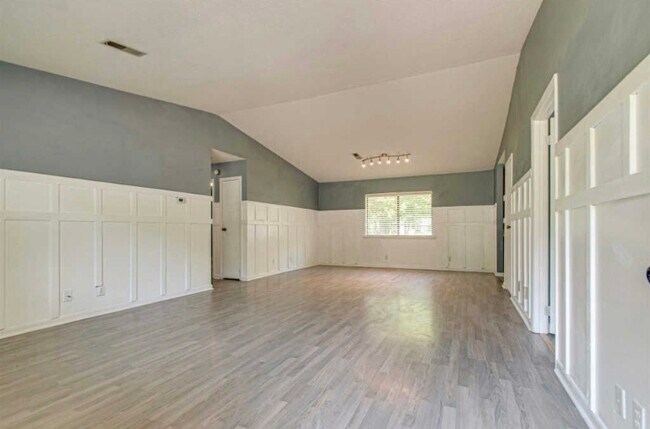 Large living room with vaulted ceilings - 102 E St