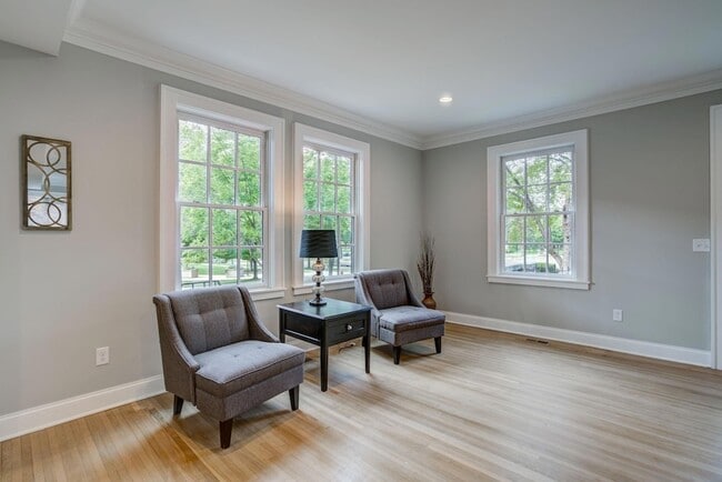 Photo - 2056 Summit Ave