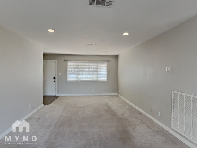 Photo - 1013 James Lovell St