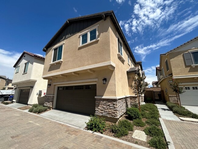 Building Photo - Gorgeous 3 Bedroom, 2.5 Bathroom in North ... Rental
