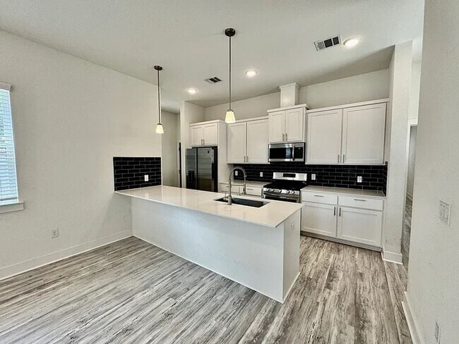 Photo - Modern Farmhouse montopolis