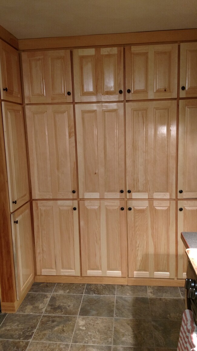 kitchen - 419 E King Rd