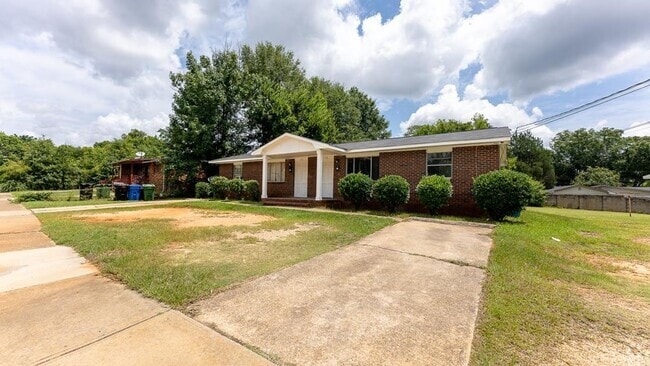 Building Photo - Centrally Located 2 bedroom 1 bathroom!! Rental