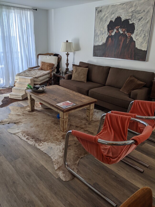 Photo - 906 N Doheny Dr