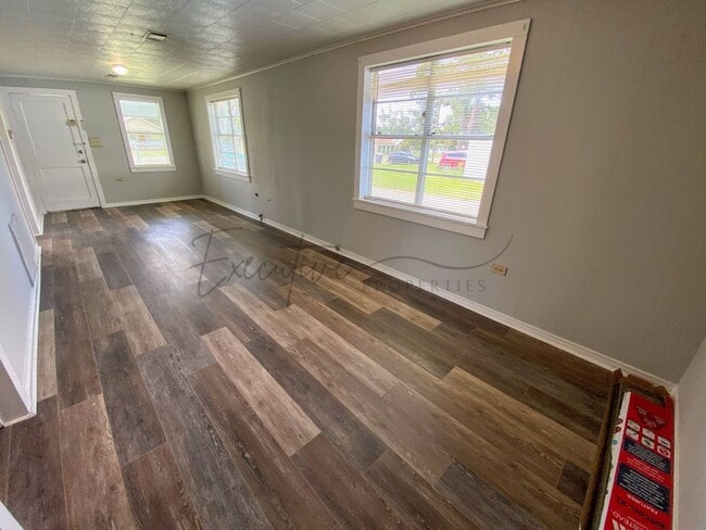 Photo - Simple & Comfortable 2 Bedroom Home in Iowa, LA with Large Yard & Shed