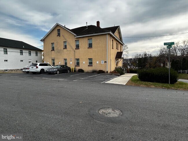 Photo - 615 Summit St Unit 4