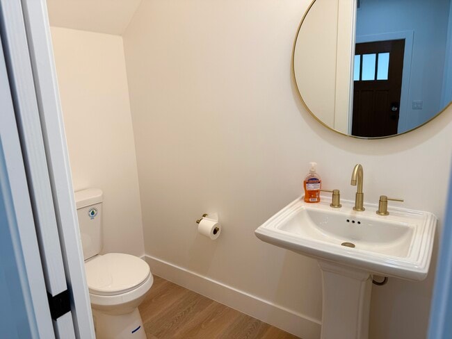 Photo - 678 E 45th St