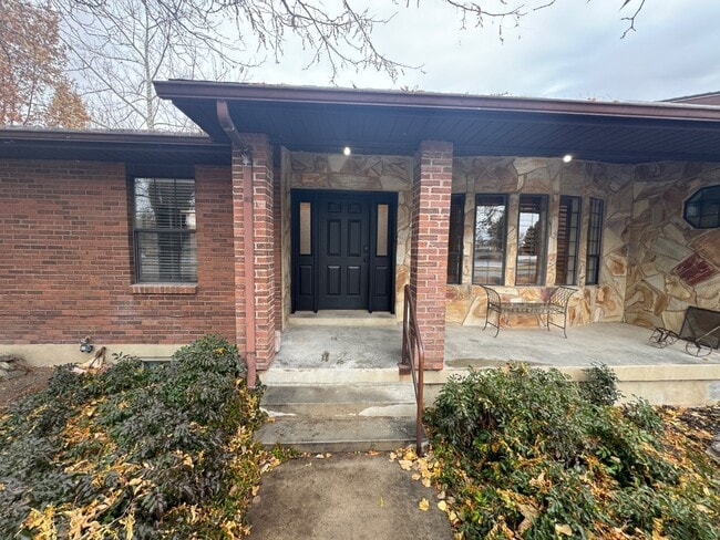 Building Photo - 910 620 E