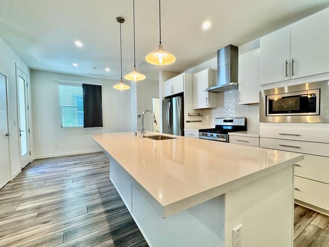 Building Photo - NEWER 2 BED, 2.5. BATH TOWNHOME IN BROADWAY AREA OF SACRAMENTO