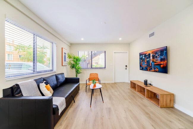 Building Photo - 700 SW 11th Ave Rental