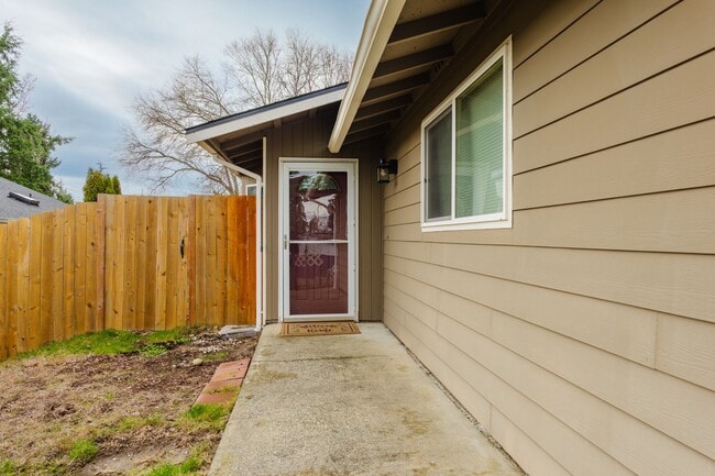 Photo - 3 Bedroom 1 Bathroom Rambler in NE Tacoma!