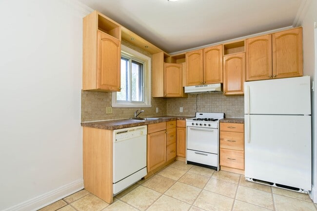 Building Photo - 4585 Av. Dupuis Unit 16