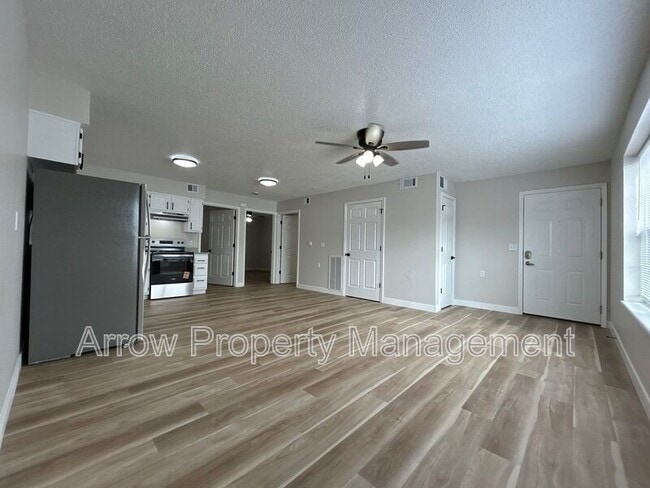 Photo - 1015 W 14-9