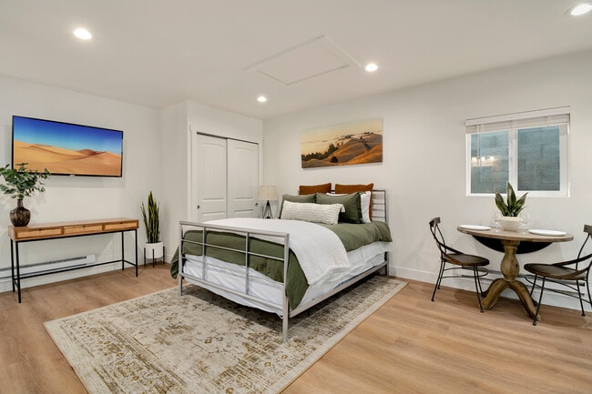 Photo - 1304 E 4th St