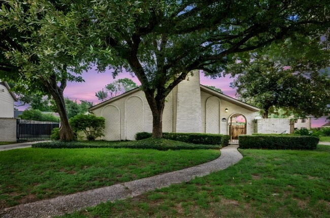 Building Photo - 2227 Parana Dr