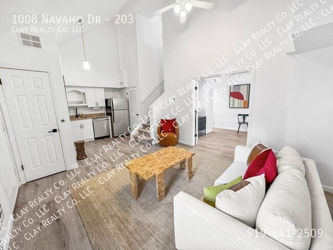 Building Photo - 1008 Navaho Dr Unit 203