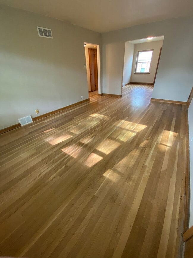 Building Photo - Comfortable 2-Bedroom Wauwatosa Apartment Unit Apt 3