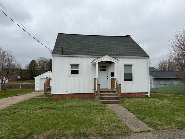 Building Photo - Adorable 3 Bedroom Bungalow...