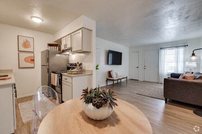 Kitchen/Dining Area