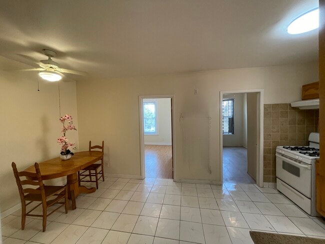 Dining Area - 98 Bristol St Unit 2 Rental