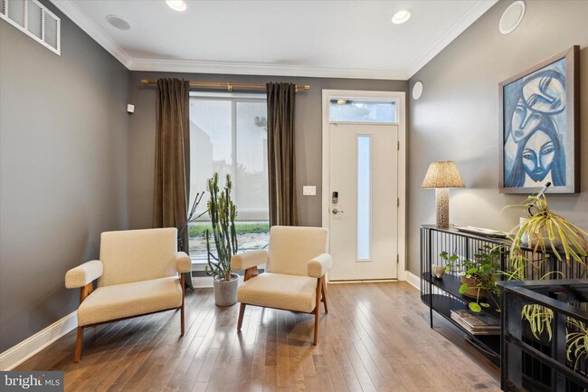 Building Photo - 2137 N Darien St