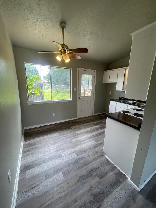 911 Deonne Cir