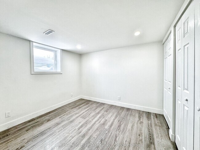 Photo - 61 College Cres