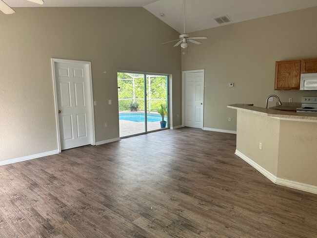 Photo - Gorgeous Large 4 Bed / 3 Bath Pool Home in...