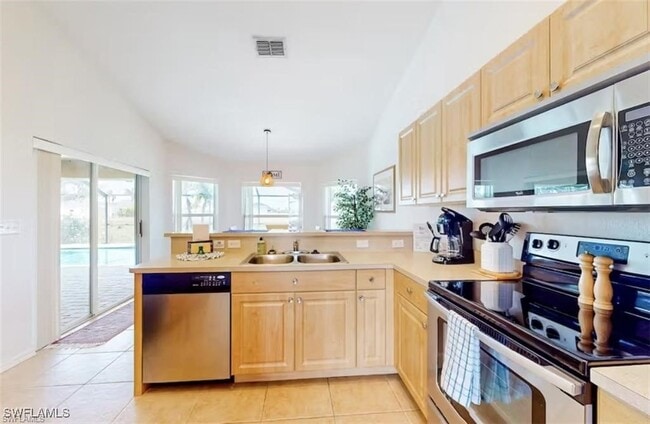 Building Photo - 923 SW 28th Terrace