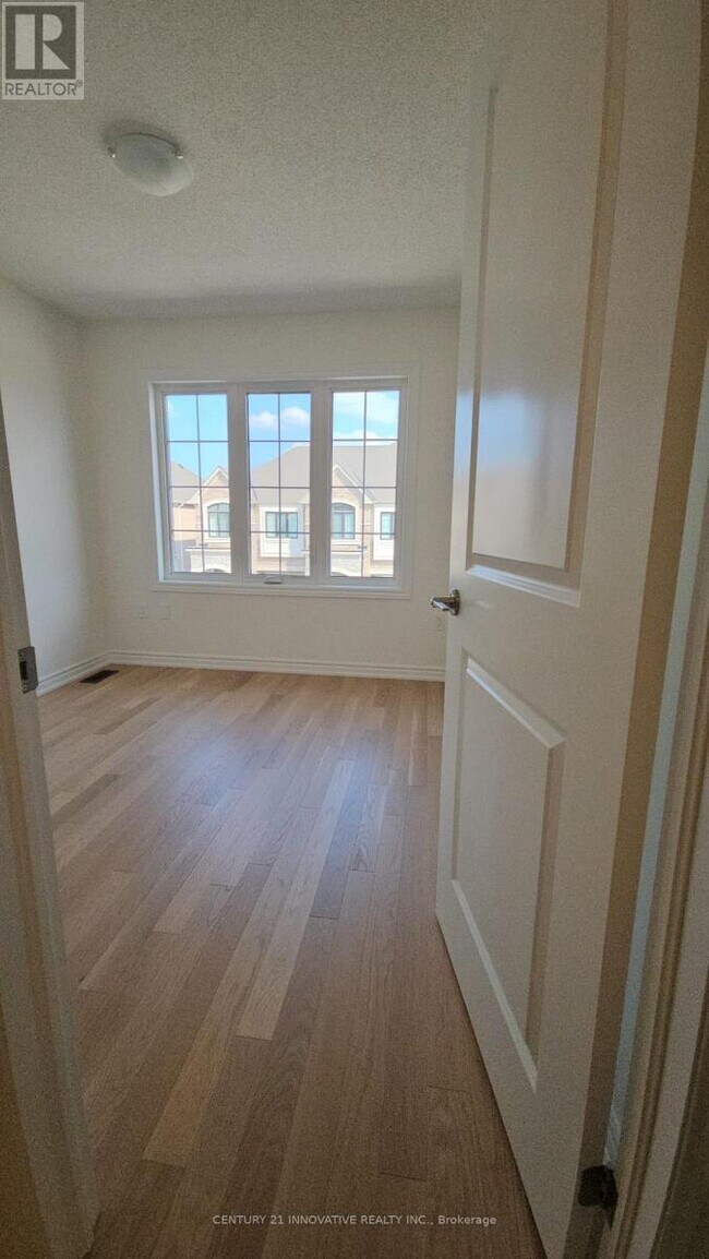 Photo - 469 Celandine Ter