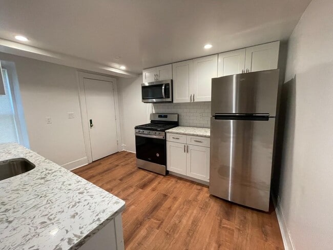 Building Photo - 98 Harding Ave Unit LLA Rental