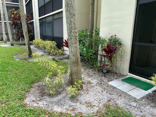 5220 Las Verdes Cir Unit 101