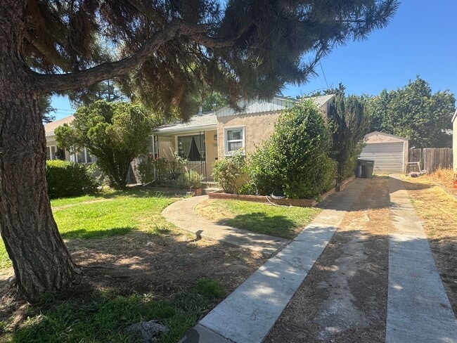 Building Photo - 2 Bed / 1 Bath | Tahoe Park Home Available...