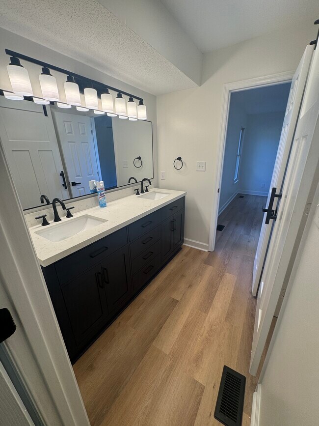 Photo - 1821 Swann St