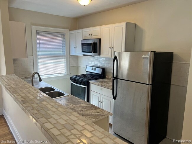 Photo - 987 Beaconsfield Ave Unit 2S