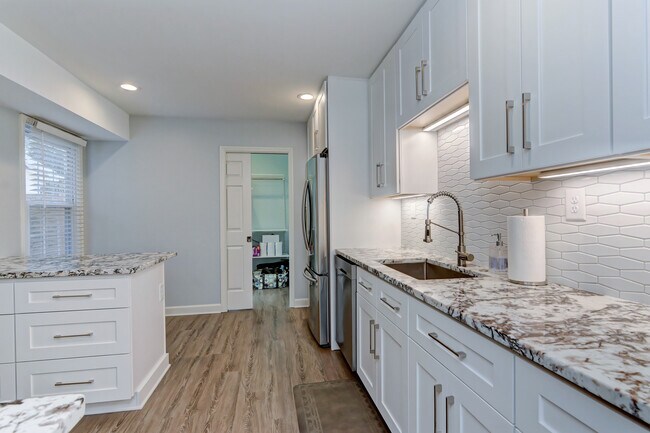 Kithcen sink - 4300 Silo Ln