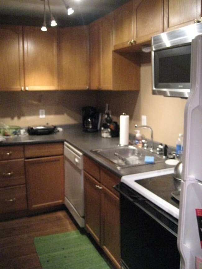 Building Photo - ALLSTON 1 BED WITH DISHWASHER FOR 9/1!  GREAT DEAL!!
