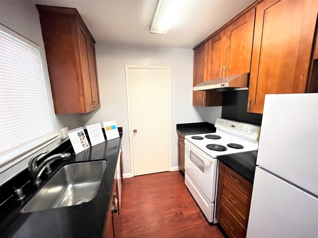 Photo - 1619 Oxford St