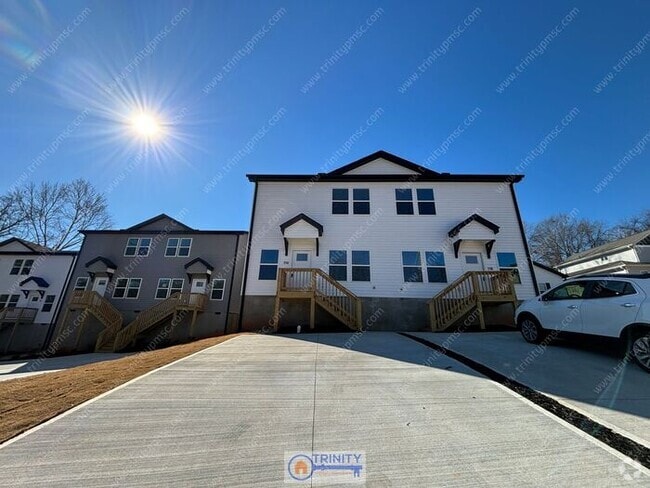 Building Photo - Gorgeous newly built townhome near downtow...