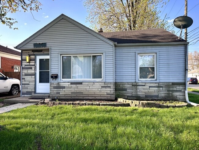 Building Photo - 1697 London