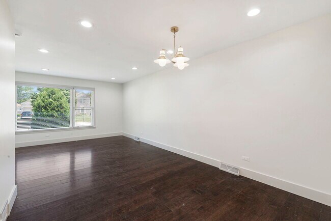 Photo - 566 N Howard Ave